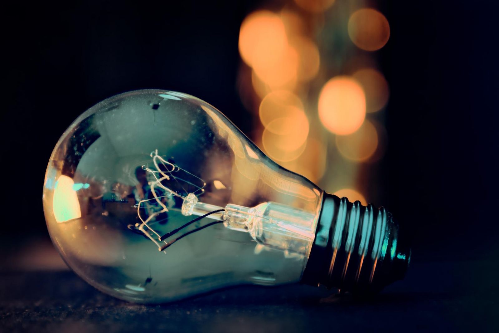 Light Bulb 3535435 1920