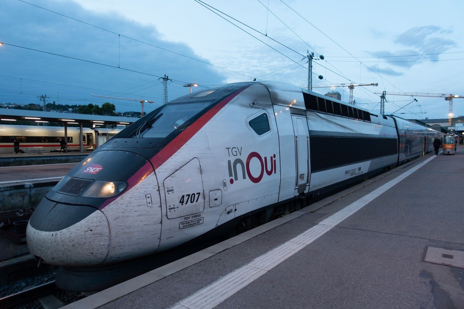 Train 5250757 1920