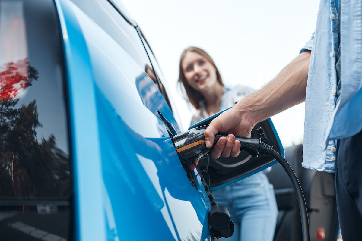 bornes charge rapide, voiture électrique, gouvernement, aides, retrofit, leasing social