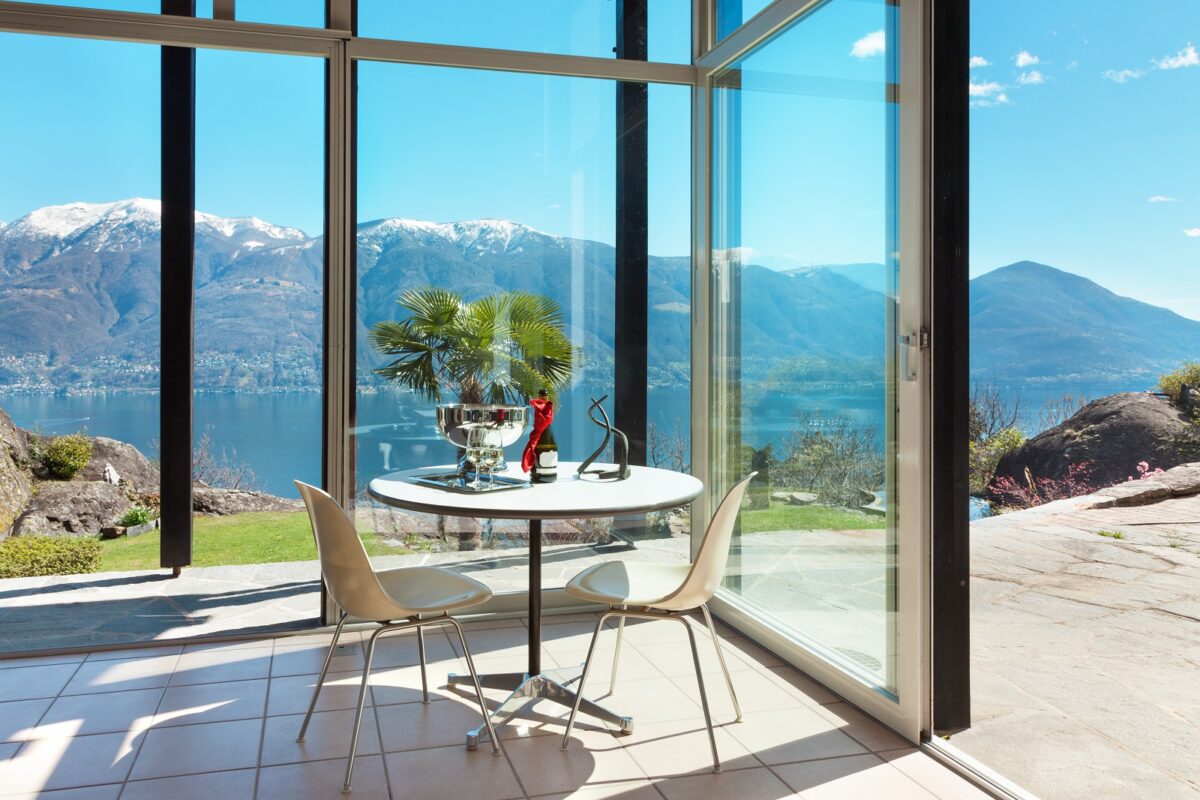 Aperitif,on,the,veranda,,interior,of,a,mountain,home,,lake