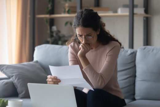 Stressed,young,woman,in,glasses,reading,bad,banking,news,notification