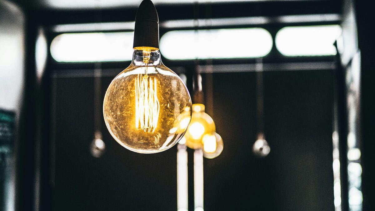Bruno Le Maire a promis une baisse des prix de l'électricité pour 2025. Unsplash