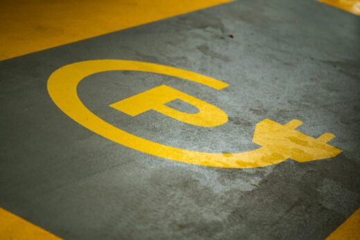 L'Autorité de la concurrence plaide pour plus de transparence dans le domaine des bornes de recharge électriques. Unsplash