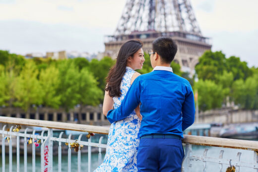 Young,romantic,asian,couple,having,a,date,on,the,bridge