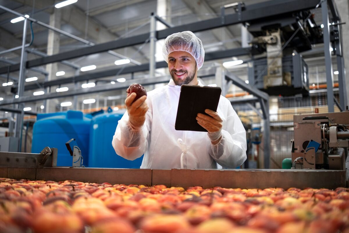 Technologist,doing,quality,control,of,apple,fruit,production,in,food
