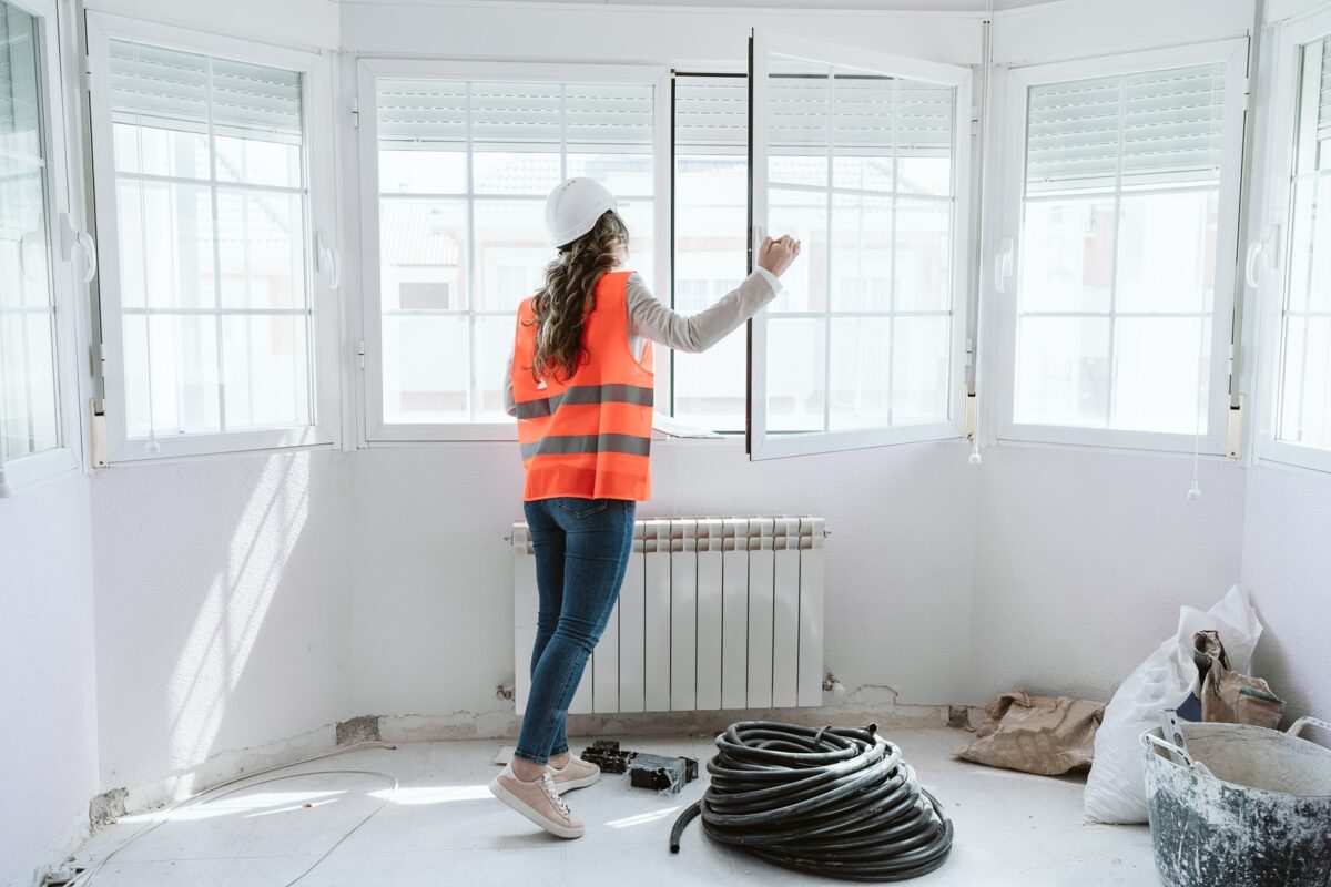 Inspector,or,architect,professional,woman,checking,windows,at,construction,site.