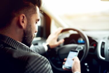 accident, sécurité routière, téléphone, volant, automobile, McLaren, Axa Prévention, 2024