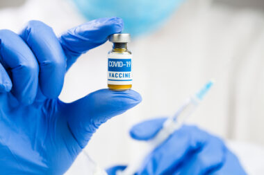 Vaccin Anti-COVID-19 : une femme fait reconnaître un lien avec sa maladie rare