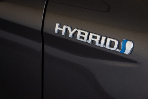véhicules hybrides normeToyota,hybrid,badge,emblem,on