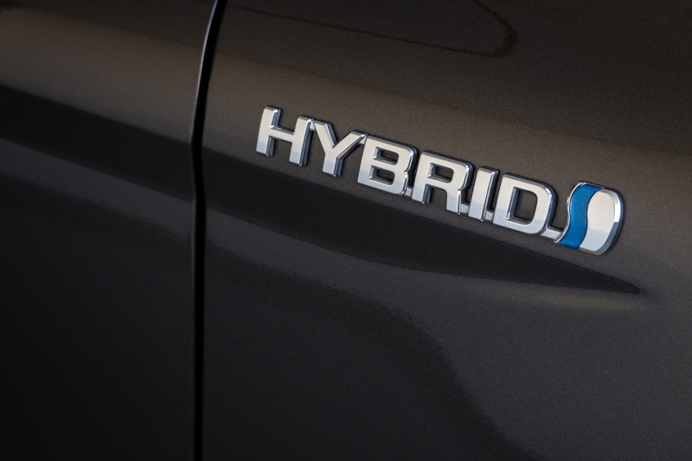 véhicules hybrides normeToyota,hybrid,badge,emblem,on