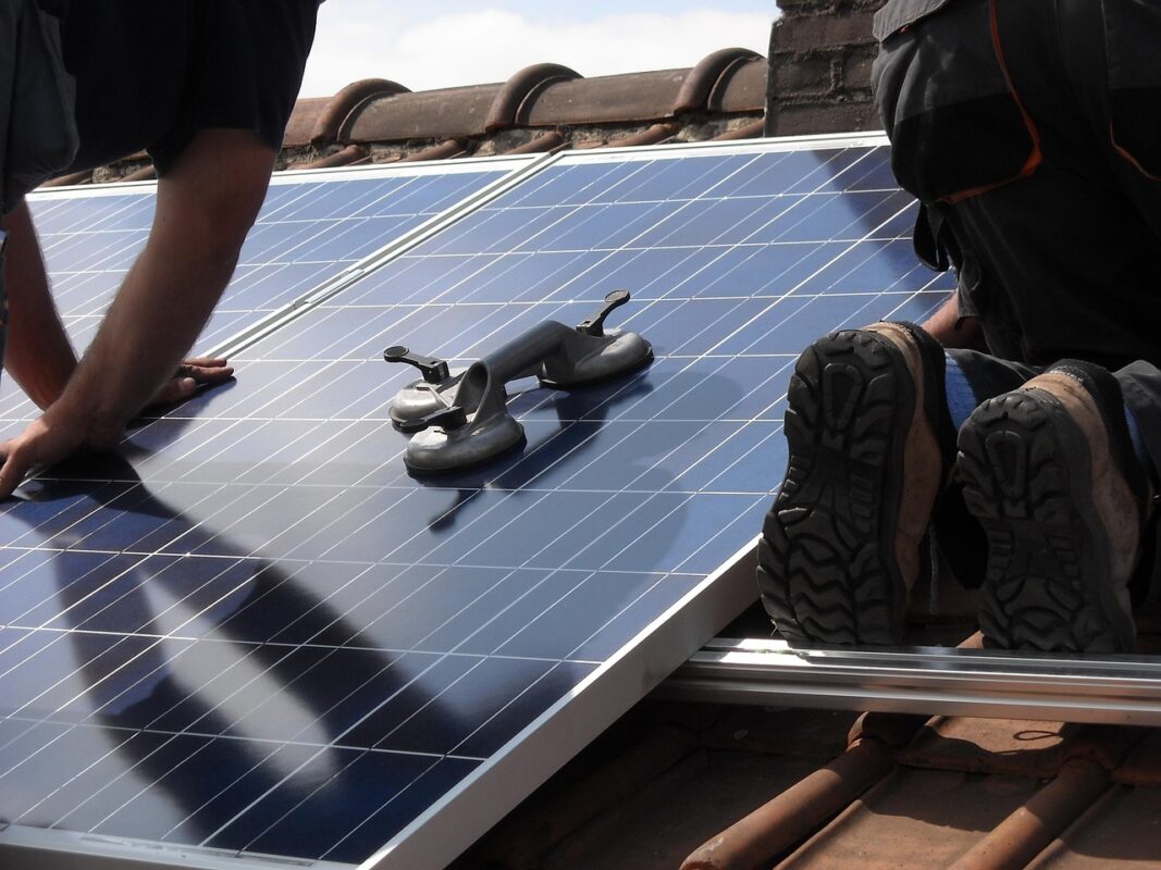 Le gouvernement veut réduire les aides à l'installation de panneaux solaires. Pixabay