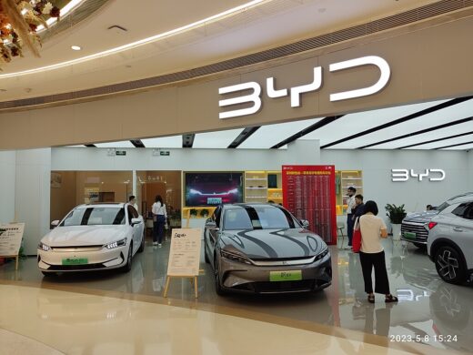 Pour la première fois de son histoire, le constructeur automobile chinois BYD a dépassé Tesla en terme de chiffre d'affaires. Wikipedia
