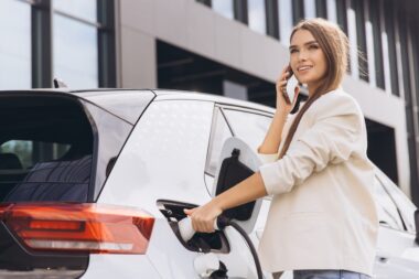Voiture électrique : combien faut-il débourser en 2025 ?