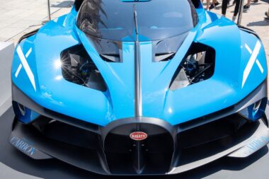 automobile-les-pneux-a-prix-dor-bugatti-bolide