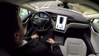 Une Tesla Model 3 traverse seule le chaotique rond-point de l’Étoile à Paris