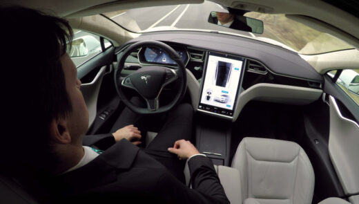 Une Tesla Model 3 traverse seule le chaotique rond-point de l’Étoile à Paris