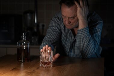 Le Centre international de recherche sur le cancer (CIRC), agence de l’OMS, classe l’alcool comme cancérogène avéré de groupe 1, au même titre que l’amiante ou le tabac.