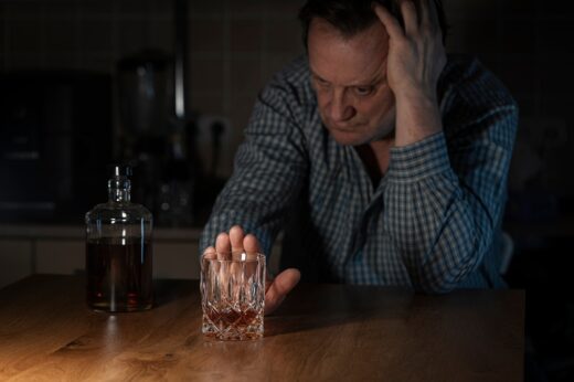 Le Centre international de recherche sur le cancer (CIRC), agence de l’OMS, classe l’alcool comme cancérogène avéré de groupe 1, au même titre que l’amiante ou le tabac.