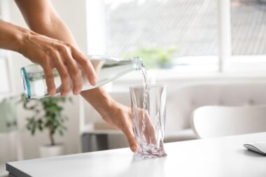 Bouteilles en verre : plus de microplastiques que dans le plastique selon l’Anses