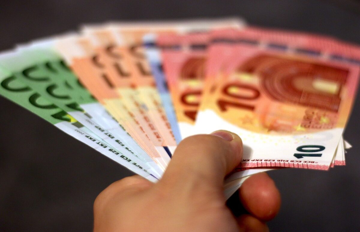 La croissance des dons a marqué un net ralentissement en 2024, suscitant l’inquiétude des associations. En cause : un climat économique tendu et des donateurs vieillissants difficilement remplacés. Unsplash