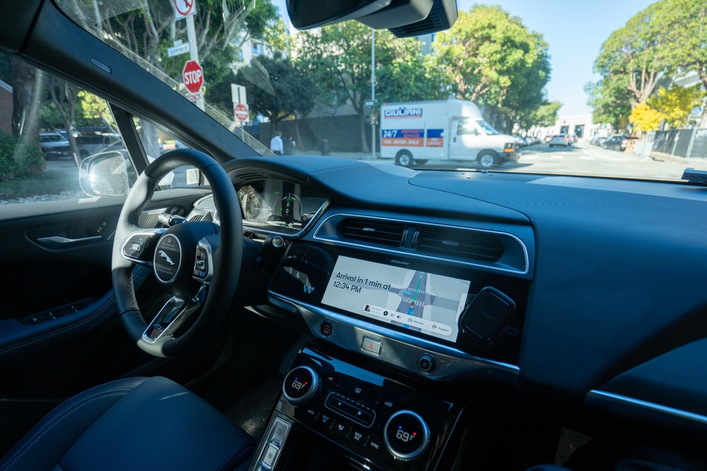 États-Unis : Tesla visé par une enquête après des incidents de robotaxi