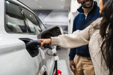 Voitures électriques : le bonus augmenté dès juillet, sans coût pour l’État
